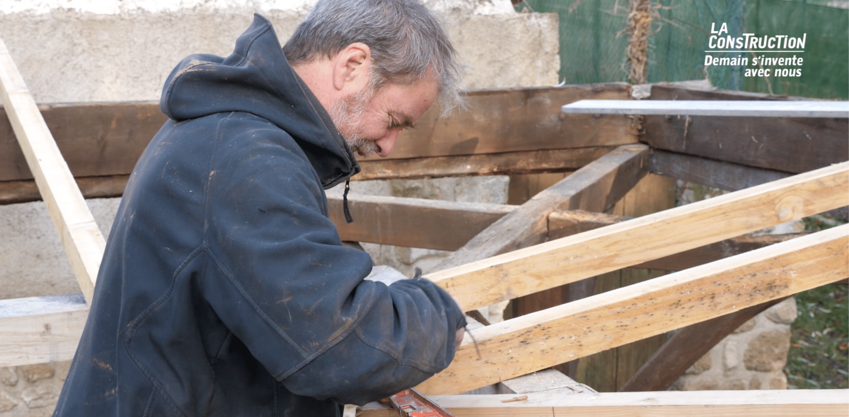 Robert, charpentier - Métiers du bâtiment et des travaux publics - La Construction - CCCA-BTP