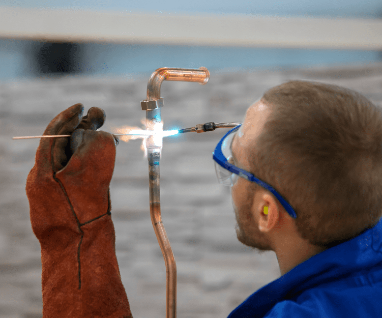 installateur sanitaire soudure — La Construction